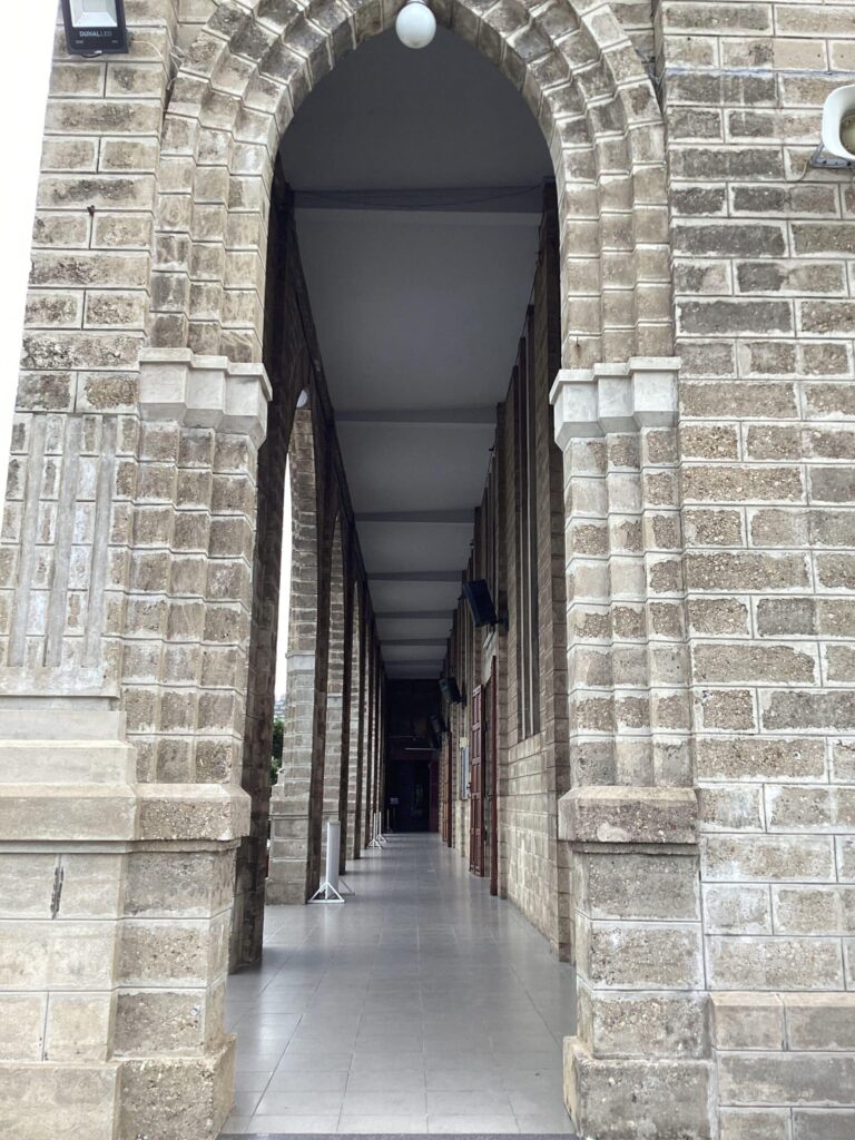 Hành lang nhà thờ đá